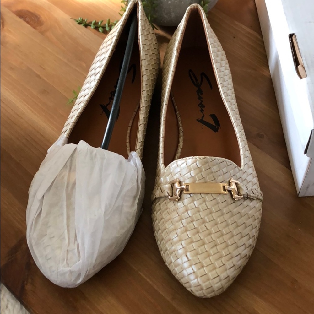 🌷SALE🌷Pearl buckle flats